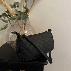 Väska  - Säljer denna jättefina väska då den knappt kommer till användning!❣️ Den är lite sönder på dragkedjan med den går fortfarande att öppna och stänga!!😋❣️ Köparen står för frakten! 