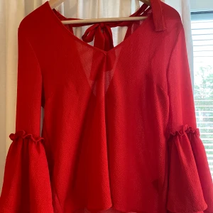Röd blus - Jätte fin röd blus med vida armar öppen rygg. Använt mycket på julen 