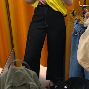 Super balla byxor med vita sömmar 🖤🖤  - Ett par balla svarta byxor med vita sömmar från monki, i storlek 36 💕 säljer då de tyvärr inte längre kommer till användning 🙂