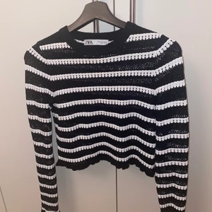 Trendig randig tröja från zara  - Säljer populär slutsåld tröja från zara. Jätte fin men kommer inte så mycket till användning. Använd max 3 gånger men ser helt ny ut. Den är storlek s men passar även m. Budgivning från 200kr i kommentarerna, vill se hur mycket jag kan får för den innan jag säljer.(köpare står för frakt)🙌🏻 kontakta mig privat för flera bilder 💗 