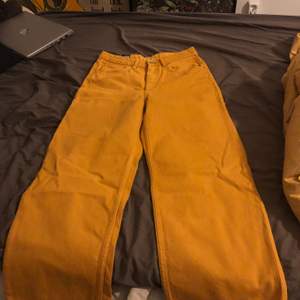 Ett par gula, cropped jeans från monki. ‼️Aldrig använda ‼️ storlek W- 27. Säljer då jag beställde fel storlek, därav de otydliga bilderna då jag ej kan få på mig dom 😊 