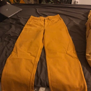 Gula jeans 💛💛 - Ett par gula, cropped jeans från monki. ‼️Aldrig använda ‼️ storlek W- 27. Säljer då jag beställde fel storlek, därav de otydliga bilderna då jag ej kan få på mig dom 😊 