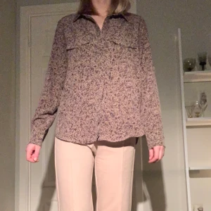 Skjorta - Skjorta med leopardmönster med skärp till. 