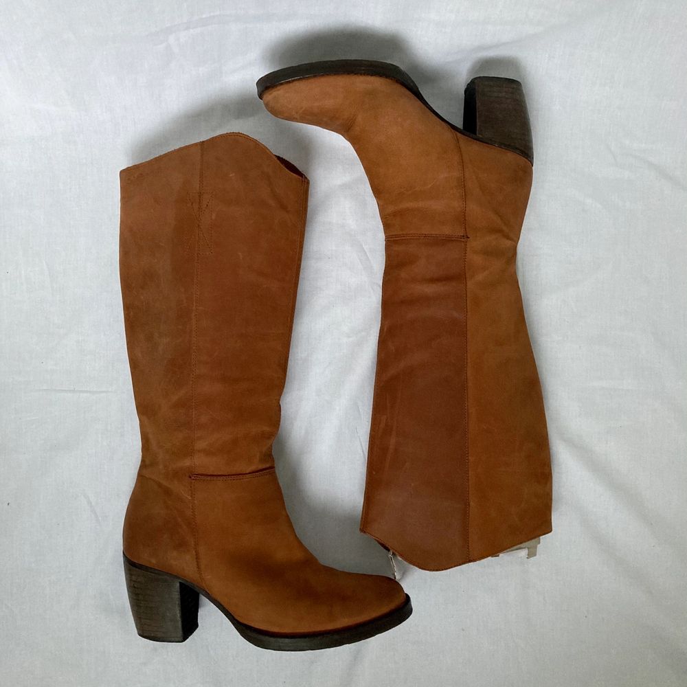 đ GORGEOUS KNEE HIGH HONEY BROWN LEATHER BOOTS WITH WOODEN HEEL âą SIZE - EU 38 âą BRAND - Sixtyseven âą MATERIAL - Leather y2k 90s 80s 70s 60s spring summer sunny autumn winter grey brown white black crop top tshirt strap shirt blouse jumper polo cape coat bolero orange yellow jacket sparkly party evening green grey silver gold velvet knit vest sweater v neck skirt bottoms pants jeans shorts shows acne studios eytys shoes boots heels mules autumn moon boots moonboots knee high boots skor klackar stövlar cowboy boots camel brun krĂ€m trĂ€. Skor.