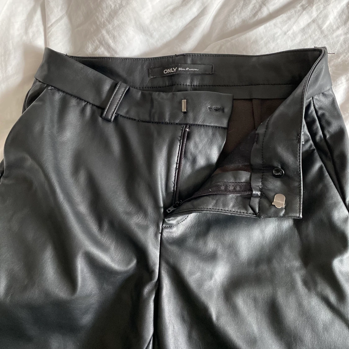 Läderliknande bootcut byxor  - 91