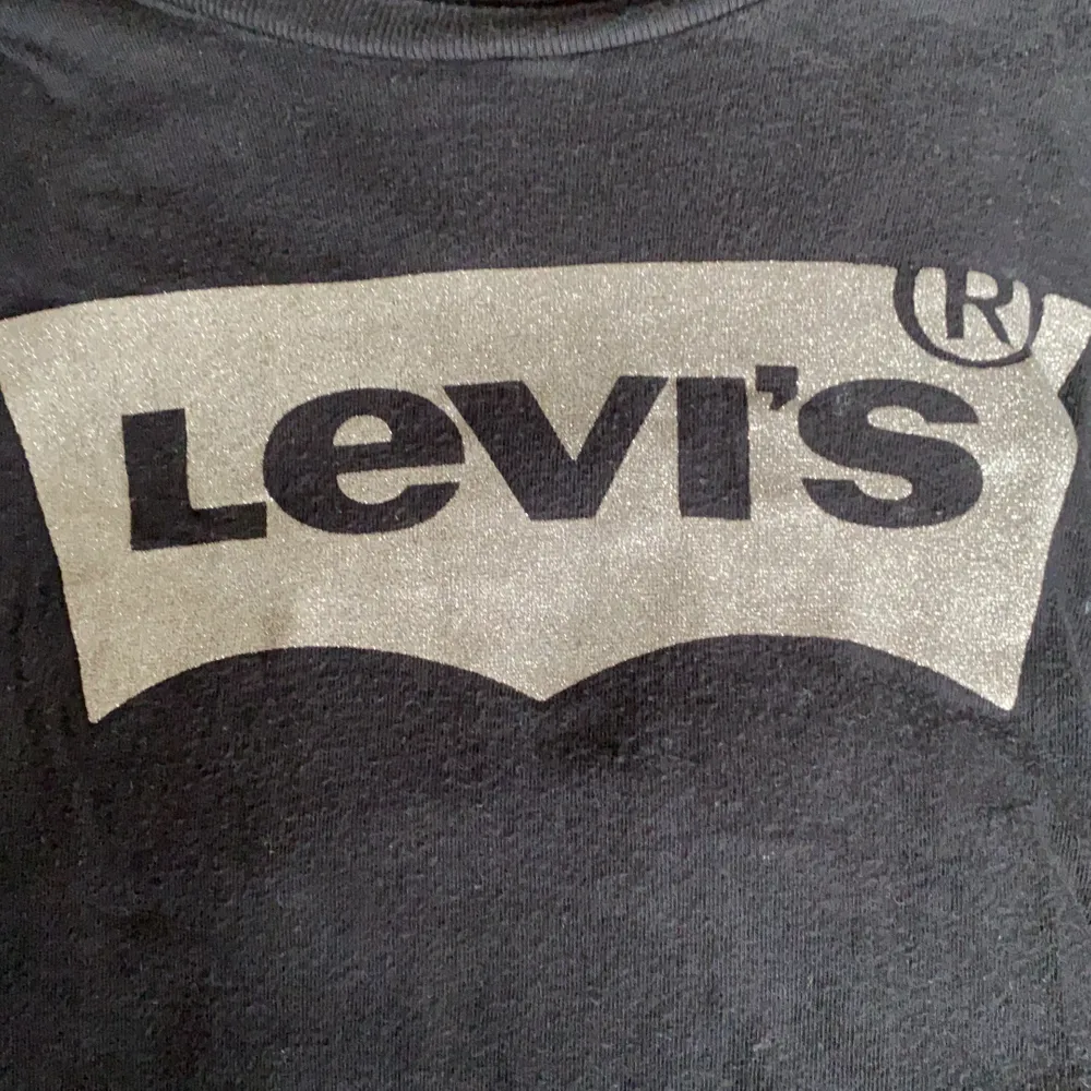 En fina Levis tröja som är köpt i USA från en Levis affär. Säljer för att den inte kommer till användning. Köparen betalar frakten!. T-shirts.