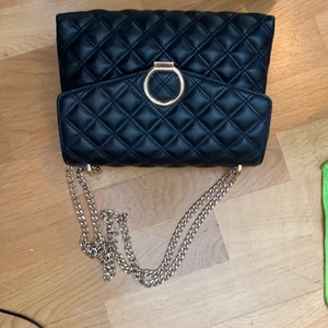 Väska - En väska från hm köpt för 300kr. Säljer för 100kr