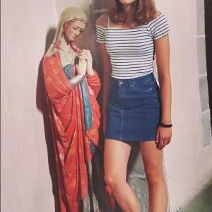 Randig offshoulder top  - En ribbad offshoulder-top från Gina Tricot i storlek M, men passar mig som är S. Den är i utmärkt kvalite, frakt tillkommer🥰