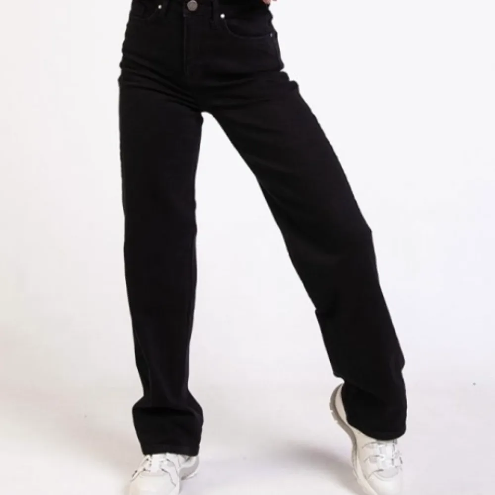 Sååå stretchiga och sköna jeans, har klippt hål på ena knäet och klippt av dom i längden. Passar någon runt 164💓. Jeans & Byxor.