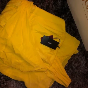 Hugo boss klänning  - Helt ny Hugo boss klänning med prislapp. Gul och fin till sommaren strl xs. Nypris: 6500 kr 