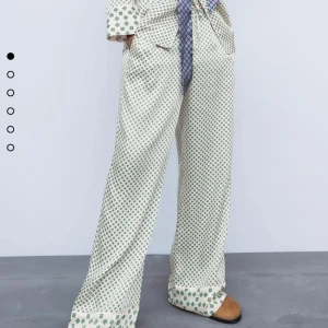 Zara byxor - Säljer mina snygga ”printed pyjama-style trousers” från zara i storlek L men sitter även snyggt löst på en M, de är helt nya och aldrig använda❤️ om någon har ett par i M så kan jag även byta😁😁