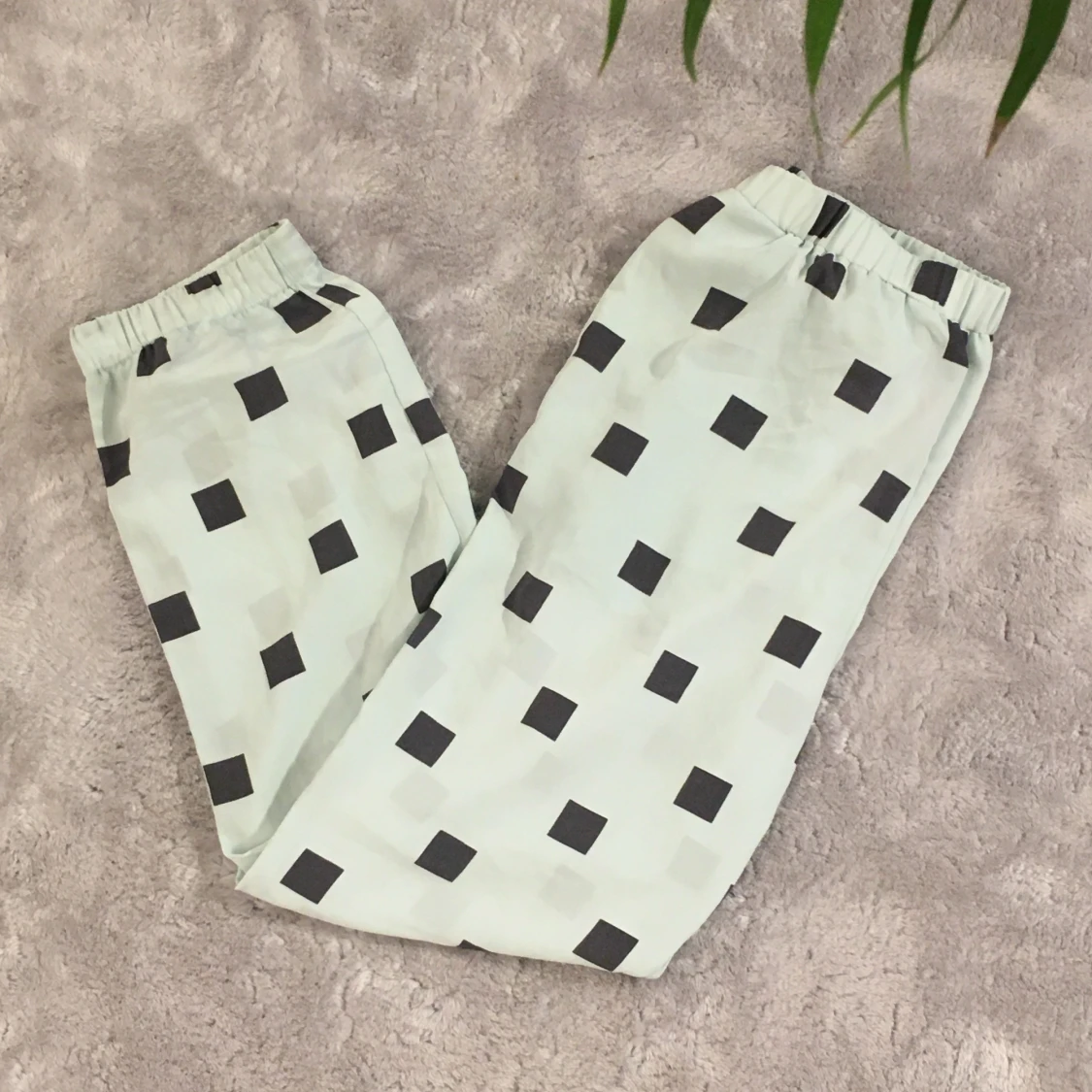 Gröna byxor med mönster från Monki - 90