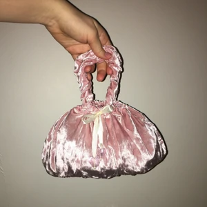 Scrunch purse - Supersöt liten handväska i återanvänt velourtyg. Väskan är hemmasydd. Handtagen är lite elastiska såsom scrunchies och väskan försluts med ett satinband med hjärtan av glas. 