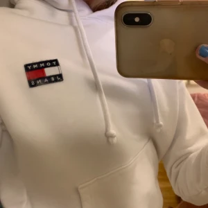Hoodie från Tommy Hilfigher  - Hoodie från Tommy Hilfigher. Köpt på Åhléns i Stockholm sommaren 2020. Använd 1 gång därmed fint skick. Köpt för 1200kr, säljs för 800kr