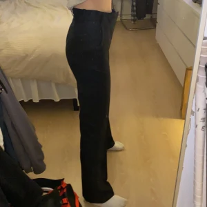 Kostymbyxor - Säljer mina jättefina utsvängda kostymbyxor från bikbok som använts 2 gånger! Jätte fint skick och super bekväma:) nypris: 400kr