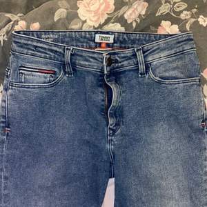 Blåa jeans från Tommy Hilfiger. Modell ”skinny jeans”. Skulle beskriva dom som tajta i rumpa/midja och lite lösare längst ner. 