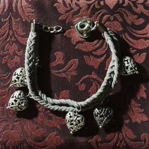 Armband hjärtan - Säljer över 100 plagg! 🤩 Stor mängdrabatt när du köper fler saker! 🤑 Vänta inte för länge då jag flyttar i slutet av September och gör mig av med allt! 