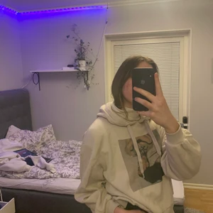Ariana Grande Merch hoodie!  - Köpt från hm, använd fåtal gånger. Är i storlek L men sitter som storlek S! Säljer för att jag inte för användning för den längre. Skriv/kommentera för mer info eller bilder:)) 