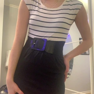 Stilren klänning med bälte  - Köpt från Lindex i stl 158-164 men sitter som xxs/xs, bältet är från hm! Superfin och användbar :) säljer för att den är lite för liten för mig. 