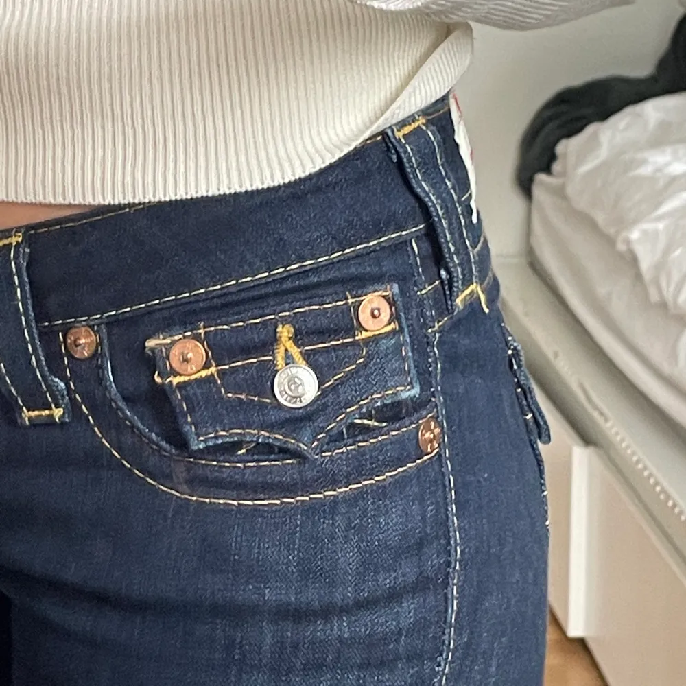 Super fina true religion jeans i storlek 26💙 mörkblå med ljusa sömmar, bootcut och avklippta där nere. Super populära!! Möts upp i Stockholm eller fraktar men köparen står för frakten.🥰 HÖGSTA BUD 500. Jeans & Byxor.