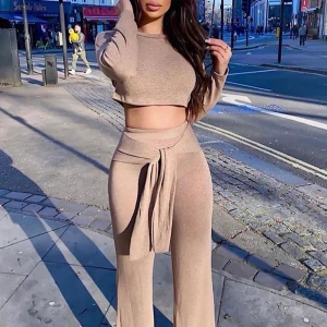 FashionNova set - Storlek S men mycket stretch så passar även M. Använt 1 gång, nyskick. För egna bilder skriv privat! 