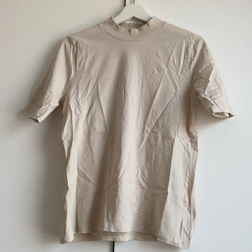 T-shirt med ribbad polo. Aldrig använd, endast testad. Storlek 40/42 men skulle säga att den är liten i storleken och passar 36/38 främst. Men det beror på hur du vill att den ska sitta. . T-shirts.