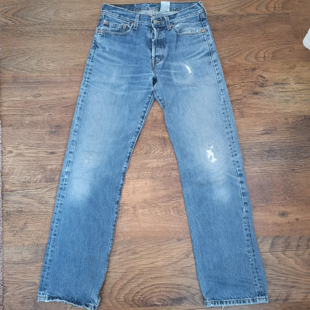 Säljer dessa fina levis jeansen. De är i fint begagnat skick men det finns slitningar här och där som ni kan se på bilderna. Jag har mätt jeansen på golvet och fått fram måtten:  Beninnerlängd: 78 cm, midjemått:  35 cm. Bud från 250 kr. Auktionen avslutas Fredag den 26/2 kl 20:00. Jag vill gärna att ni budar i kommentarerna. 👖💟  Jag kan tyvärr inte ha jeansen så jag kan inte visa hur de sitter på :/. Jeans & Byxor.