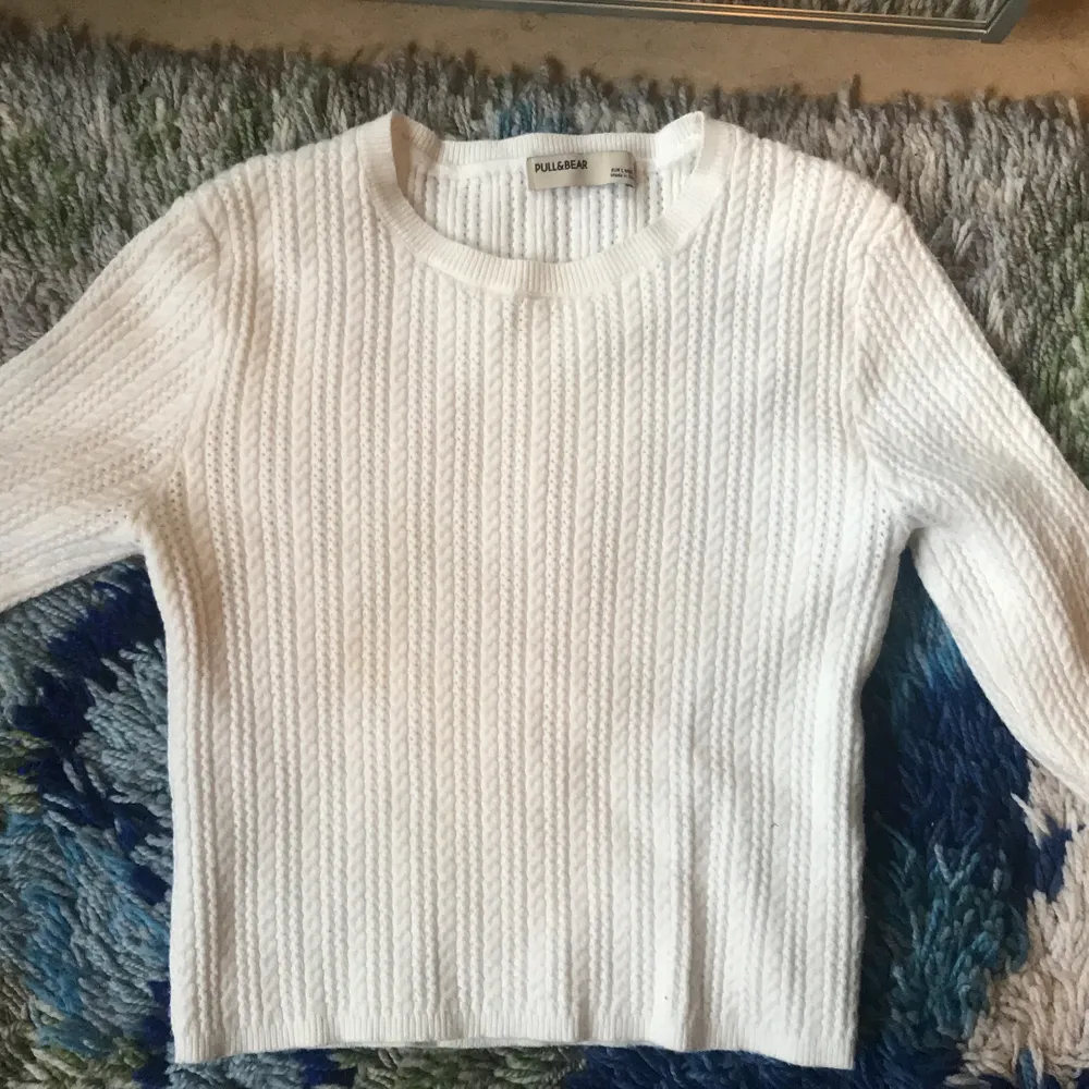 säljer denna sjukt fina sweatern som är väldigt mjuk tjock och skön och sitter väldigt bra på kroppen. . Tröjor & Koftor.