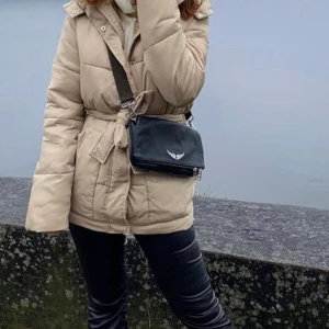 Knappt använd  - Jätte fin jacka! Knappt använd som ny!!