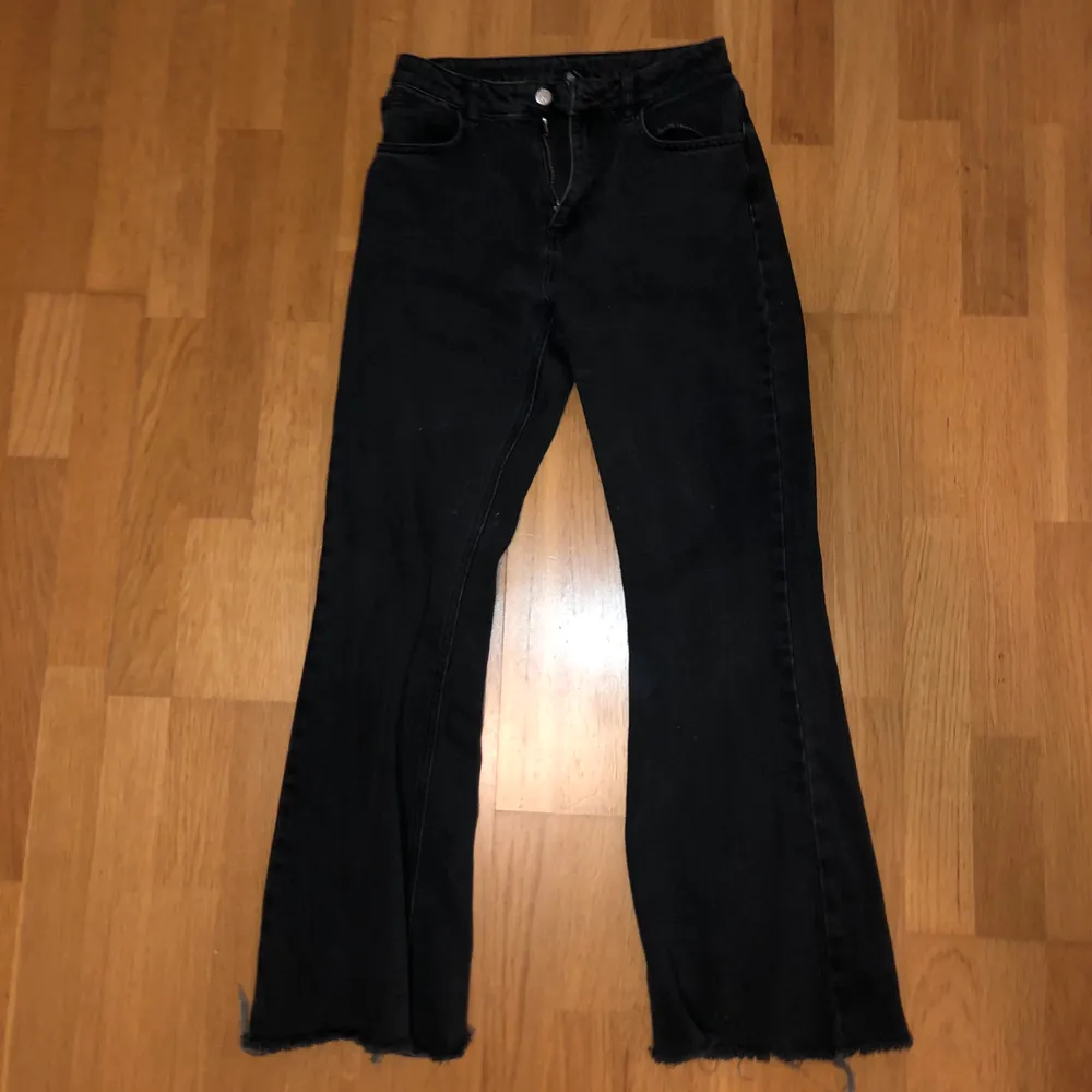 Svarta jeans från ASOS, mer åt det lågmidjade hållet, sitter fint, lite flare, bra skick, perfekt längd för mig (162), köpare står för frakt!🥰. Jeans & Byxor.