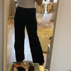 Monki Yoko svarta jeans - Midjemått: 75cm. Världens skönaste, säljer för dom är för små 😢  Budgivning om fler vill ha, efter första budet avslutas budgivningen om 24h💗 