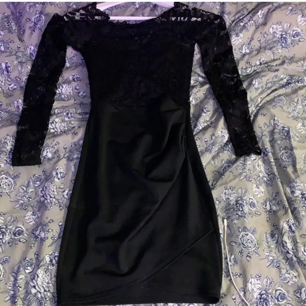 Jättefin klänning från Nelly ( märke : NLY ONE ) i storlek XS. Använt endast 1 gång , 100kr + frakt 💓 (billigare vid snabb affär). Klänningar.