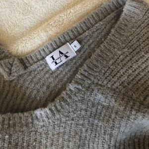 Stickad tröja NA-KD - Superfin stickad tröja från linn ahlborg x NA-KD. Ballongärmar samt djup rygg. Använd endast ett fåtal gånger :) Storlek S, men tröjan är oversize så jag skulle säga att den passar upp till L