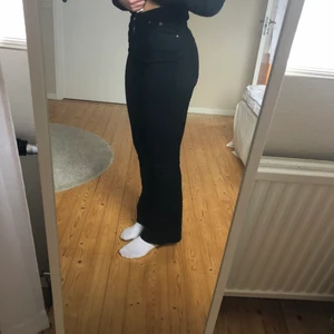 Bootcut jeans - Bootcut jeans från bikbok, kommer inte till användning längre men är i bra skick. Jag är ungefär 173cm lång:)