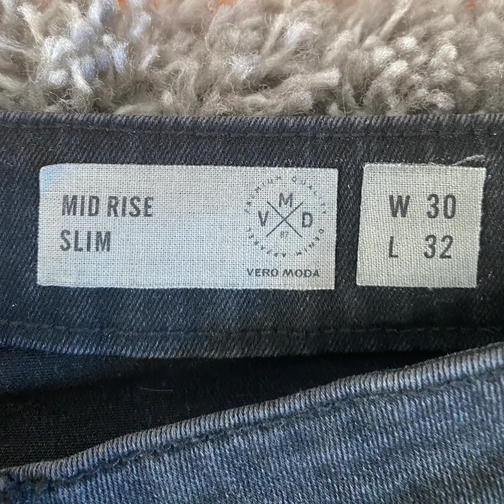 Sjukt snygga jeans, svart gråa i färgen med vit stripe på sidorna, aldrig använda. Köpa på Nelly för 500kr 🖤. Jeans & Byxor.