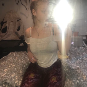 Off shoulder topp - Supersöt off shoulder topp i storlek M, den är i gott skick!🤍                                         Ifall flera är intresserade så är det den som budar högst först som får den❣️