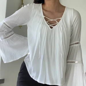 Vit blus - Supersnygg o söt vit blus från hollister😝💕 Blusen har jättefina detaljer så den är både basic och unik🤪 Använd ett antal gånger men är fortfarande i jättebra skick, inga tecken på användning går att hitta. 😁🙌🏼  Jag kan mötas i Göteborg, annars kostar frakt 70 kr som inte ingår i priset🤗