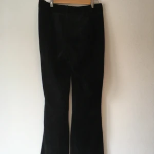 Svarta 90-tals mockabyxor  - Snygg, svart retrobyxa i mocka, 90-tal. Fodret har släppt lite i linningen men är lätt att sy tillbaka igen. Hoppas någon vill ge dem nytt liv! 