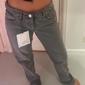Zara jeans - ( Första bilden är lånad:) ) Intressekoll på mina zara jeans i modellen straight unit.03 i storleken 40, super snygga jeans och endast använda en gång! . Säljer endast vid ett bra bud!!!❤️❤️❤️❤️❤️ startbud på 300kr🧸