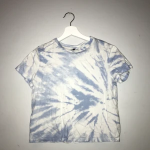 Blå tie dye t-shirt cropad - En blå cropad t-shirt. Bra skick! Använd några gånger. Perfekt på sommaren i en svart kjol typ😍 buda!!!!!