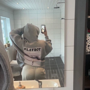 PlayBoy Hoodie 💋 - Aldrig använd endast testad, skitsnygg och mysig som sitter overzized. Budgivning vid flera intresserade, skickas mot att köparen står för frakten 😚