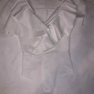 Vit body-topp - Sjukt fin, helt oanvänd med prislappen kvar, storlek S men passar även en M, finns i halmstad men går också att fraktas, pris går att diskuteras