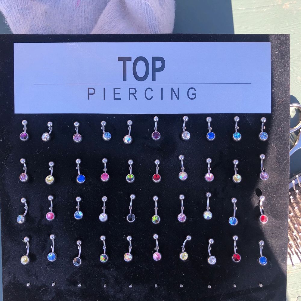 Navelpiercing i kirurgiskt stål säljs för tillfället på REA 15kr styck, finns även i titan och de gäller samma färger +grön där rea priser ligger på 29kr styck. Sjukt billiga priser på bra matrial. ▫️ •kirurgiskt stål - nickel fitt. •Titan 1 nickelfritt och finns ej spår av nickel, ämnen som godkänns av kroppen och är där lett ett läkesmycke och används vid piercing. . ⚫️Frakt kostnad är den samma hur mycket man än beställer för ⚫️Rean gäller storlekarna 6,10 och 12 (ej 8). Accessoarer.