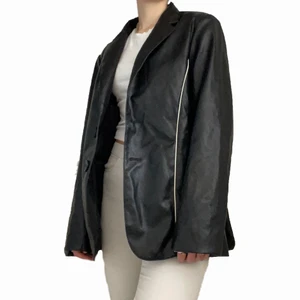 Skinnkavaj - Svart skinnkavaj i storlek 36 men har en oversized passform så sitter som en M/L😍