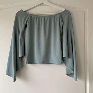 Superfin blus - En så så så fin blus från Gina tricot i storlek Xs. Den är i en väldigt fin grön färg som passar på sommaren när man är brun, och har söta ärmar som är lite volang. Använt ett fåtal gånger och är i samma skick som när den var ny. Hade så gärna behållt men den har tyvärr blivit för liten så säljer den därför och hoppas att den hittar en ny ägare💕💕