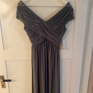 Balklänning, aldrig använd  - Säljer min superfina långa balklänning från Bubbleroom, aldrig använd pga Corona med lapparna kvar. Hör av dig vid funderingar, frakten betalas av köpare på 79kr.🥰 