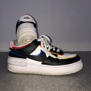 Crisp Nike snearkers i coola färger🌈I riktigt bra skick. Fler bilder kan skickas om önskas💫