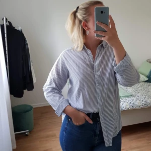 H&M RANDIG SKJORTA  - Enkel och tidlös blå & vitrandig skjorta. Bara använd knappt en handfull gånger så i fint skick! 