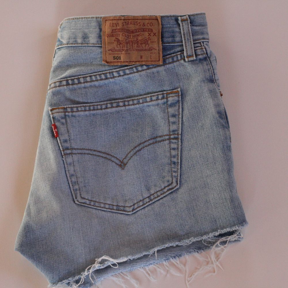 Levi’s 501 jeansshorts. Storlek: W31 (midjemått ca 77,5 cm). Bra skick. . Shorts.