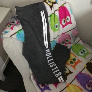 Hollister tights - Supergulliga tights från hollister som bara ligger hemma hos mig å tar plats. Storlek M, men passar oxå mig som har S, använd nån enstaka gång. Frakt betalas av köparen 💗